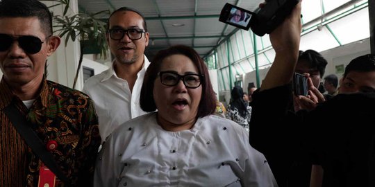 Jalani Sidang Perdana, Nunung Siap Hadapi Dakwaan Jaksa