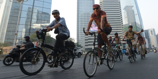 Saat Pekerja Bersepeda Pakai Baju Batik