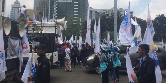 Gelar Unjuk Rasa di Depan Gedung DPR, Buruh Sampaikan 3 Tuntutan