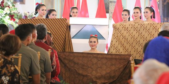 Jokowi Hadiahkan Sepeda ke 9 Penari Istana Yang Perkenalkan Motif Batik