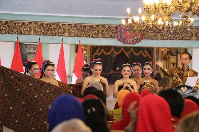 9 penari istana mangkunegaran memperkenalkan batik