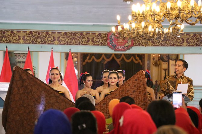 9 penari istana mangkunegaran memperkenalkan batik