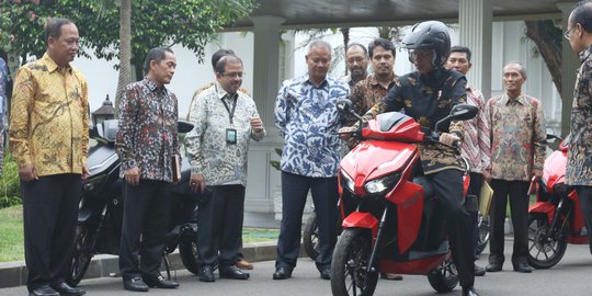 Pemerintah Kaji Pembedaan Pelat Nomor Motor dan Mobil Listrik