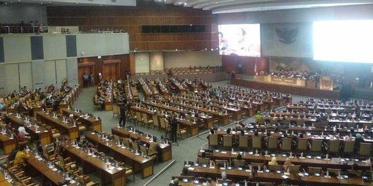 Bolos Hingga Tidur Saat Sidang Awali Kinerja Anggota DPR/MPR Baru