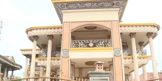 intip isi rumah muzdalifah bak istana, ada masjid megah hingga kebun yang luas