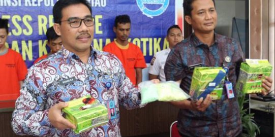 Kurir di Batam Sembunyikan 10 Kg Sabu di Pasir dan Plafon Rumah