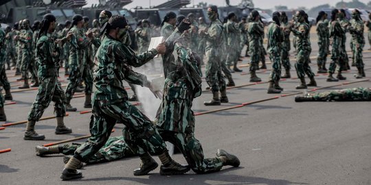 Atraksi Menegangkan Prajurit Saat Gladi Bersih HUT ke-74 TNI