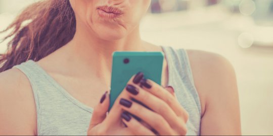 4 zodiak ini paling jago flirting lewat chat