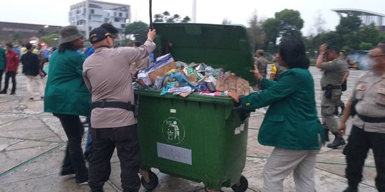 Kapolresta Pekanbaru Ajak Mahasiswa Pungut Sampah Usai Unjuk Rasa