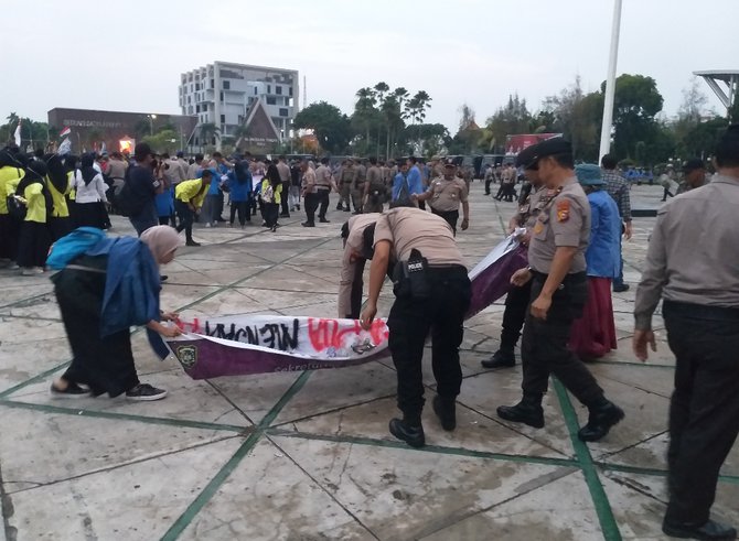 kapolresta riau ajak mahasiswa pungut sampah usai demo