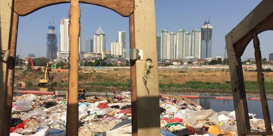 Sampah Rumah Tangga Menumpuk di Bantaran Kanal Banjir Barat