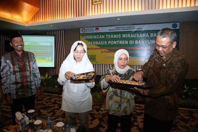 kementerian perindustrian latih santri banyuwangi berbisnis roti