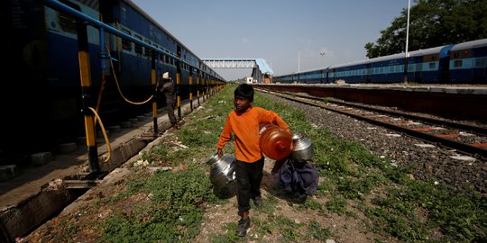 Kisah Anak di India Harus Naik Kereta Demi Dapatkan Air