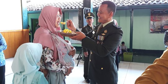 Aksi Prajurit Menyuapi Istri Warnai Peringatan HUT TNI di Garut