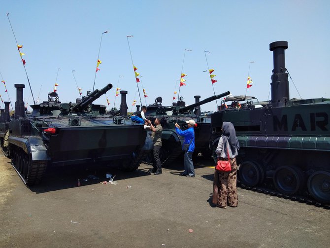 masyarakat melihat alutsista milik tni