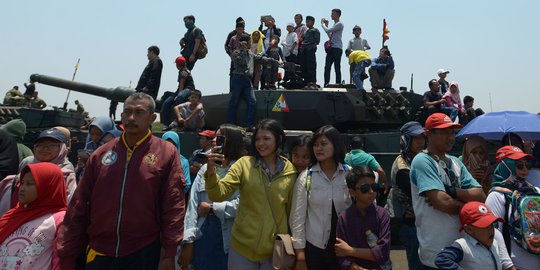 Antusiasme Warga Melihat Perayaan HUT ke-74 TNI