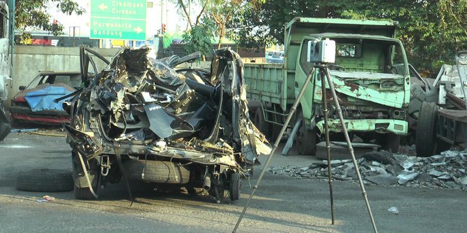 Mobil Kecelakaan di Tol Cikampek, Tiga WNA Tewas di Lokasi