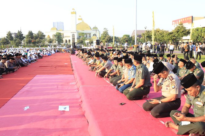 kapolda jatim gubernur jatim dan pangdam gelar salat minta hujan