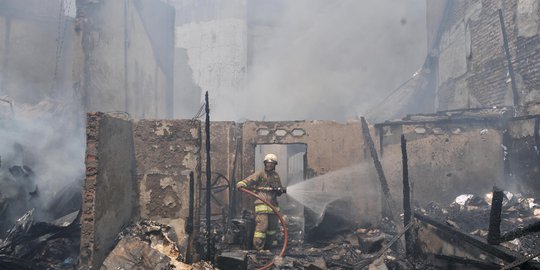 Kebakaran Hebat Hanguskan Puluhan Rumah di Jalan Kebon Jeruk 13