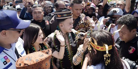 orang turut menyambut ruben dan keluarga