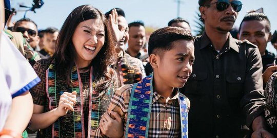 10 foto ruben onsu dan sarwendah disambut meriah di kota kelahiran betrand peto