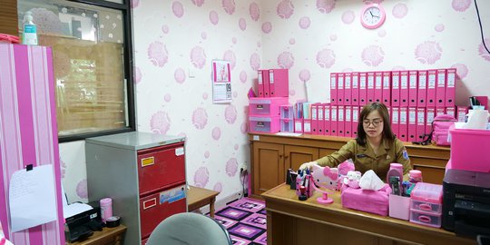 Mengintip Ruang Kerja Bernuansa Pink Milik PNS Kelurahan Rawa Bunga