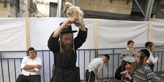 Melihat Ritual Pindahkan Dosa ke Ayam