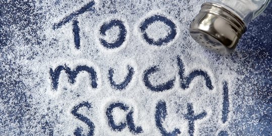 6 Tanda yang Ditunjukkan oleh Tubuh Ketika Kamu Kelebihan Mengonsumsi Garam