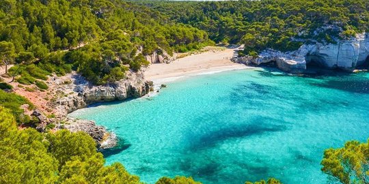 Pesona Menorca Island, Pulau dengan Pantai Sebening Kristal
