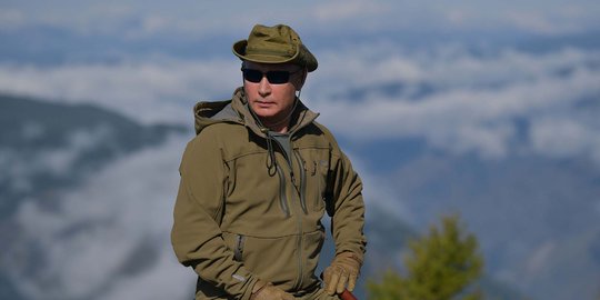 Gaya Putin Rayakan Ulang Tahun di Hutan Siberia