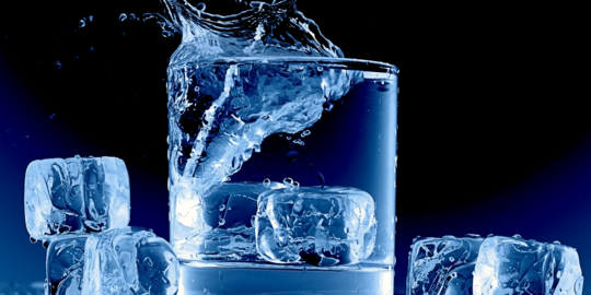 Benarkah Konsumsi Air Dingin Bisa Menyebabkan Seseorang Jadi Gemuk?