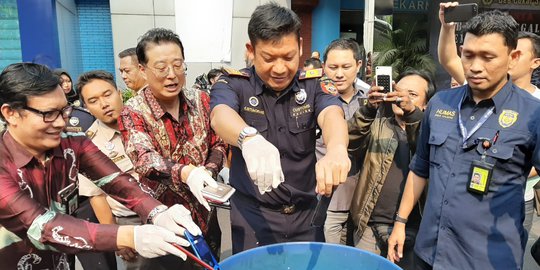 2.464 Smartphone Selundupan di Bandara Soetta Dimusnahkan dengan Direndam Air Garam