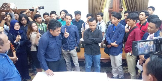 Tuntut Dialog dengan Gubernur Jatim, Mahasiswa Tolak Jamuan Makan Malam