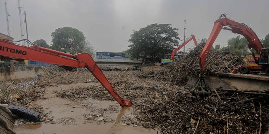 Tumpukan Sampah Kiriman di Pintu Air Manggarai Dikeruk