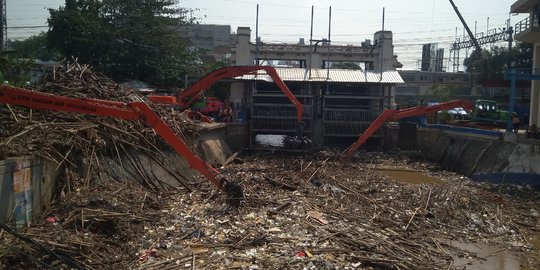 Baru 350 Ton Sampah Terangkut dari Pintu Air Manggarai