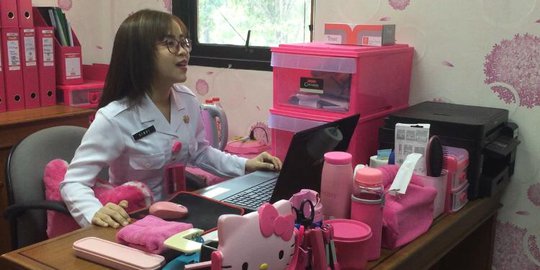 Ungkapan Sindi, PNS Kelurahan Rawa Bunga Jatuh Hati pada Warna Pink