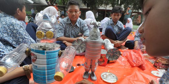 Kepiawaian Siswa SMP Sulap Limbah Plastik dan Kardus Jadi Karya Kreatif