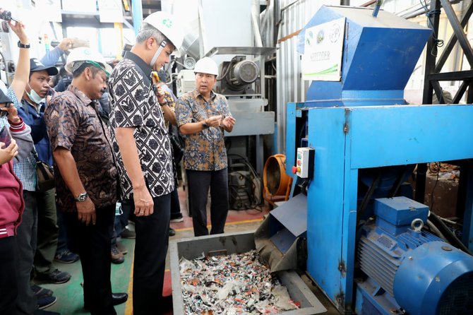 gubernur jawa tengah ganjar pranowo mengunjungi tpa putri cempo solo