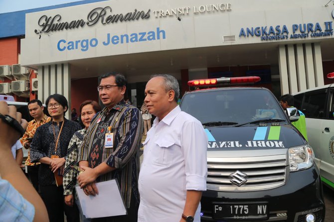 plt dirjen binapenta dan pkk aris wahyudi saat menjemput 3 jenazah di terminal cargo
