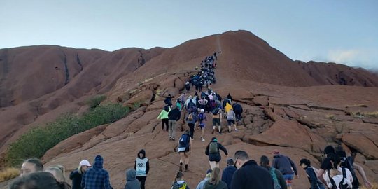 Akan Ditutup, Gunung Batu Uluru Diserbu Wisatawan