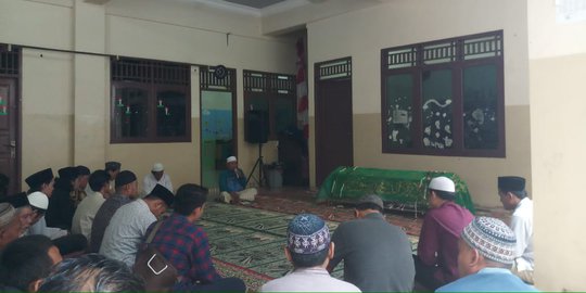 Jenazah Akbar Alamsyah Disalatkan di Masjid Rodhatul Janah, Keluarga Menangis