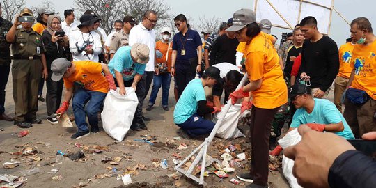 Peringati Hari Oeang ke-73, Sri Mulyani Bersihkan Sampah di Tanjung Pasir