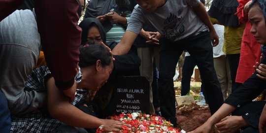 Tangis Ibunda Pecah Usai Pemakaman Akbar Alamsyah