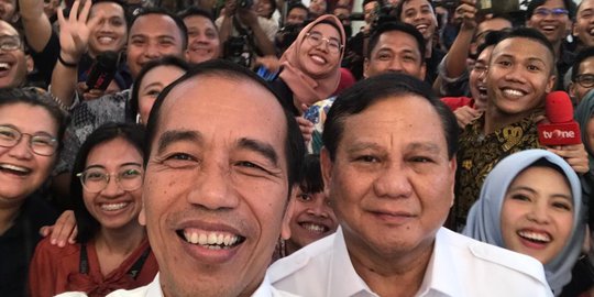 Saat Jokowi dan Prabowo Selfie Bareng Wartawan di Istana