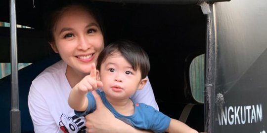 Ajak Anak Naik Bajaj, Penampilan Sandra Dewi Curi Perhatian