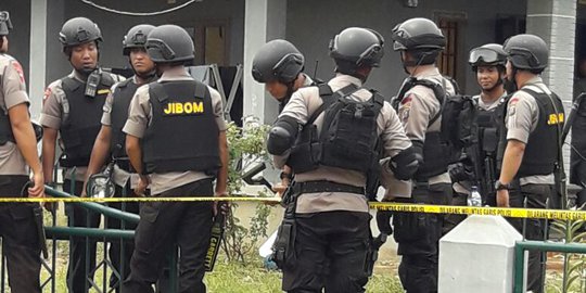 Densus 88 Antiteror Menggeledah Rumah di Tambun Bekasi