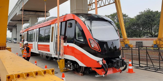 Membanggakan, Kereta LRT Buatan Anak Bangsa Resmi Naik Rel di Cibubur