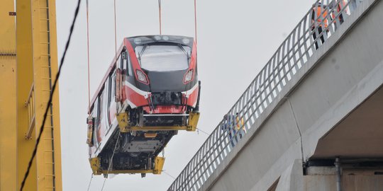 Melihat Pengangkatan Perdana Kereta LRT Jabodebek