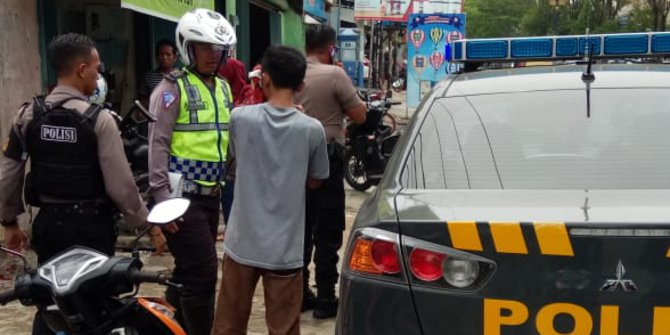 Bugil di Jalan Suruh Warga Pegang Kemaluan, Roni Diamuk Massa