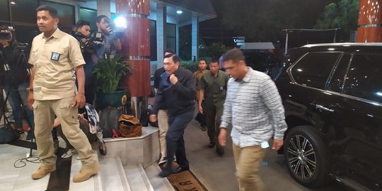 Kenakan Jaket Hitam, Menko Luhut Pandjaitan Jenguk Wiranto